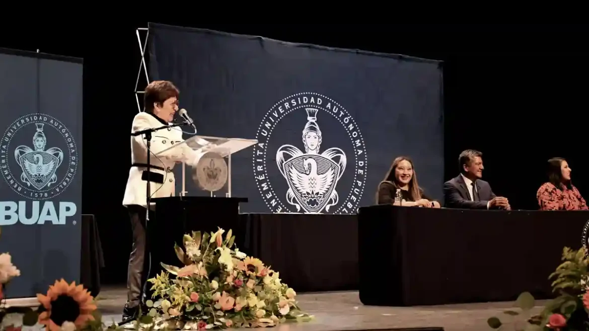 Preside Rectora Lilia Cedillo graduación de egresados de las preparatorias del Complejo Regional Centro y de la Lázaro Cárdenas