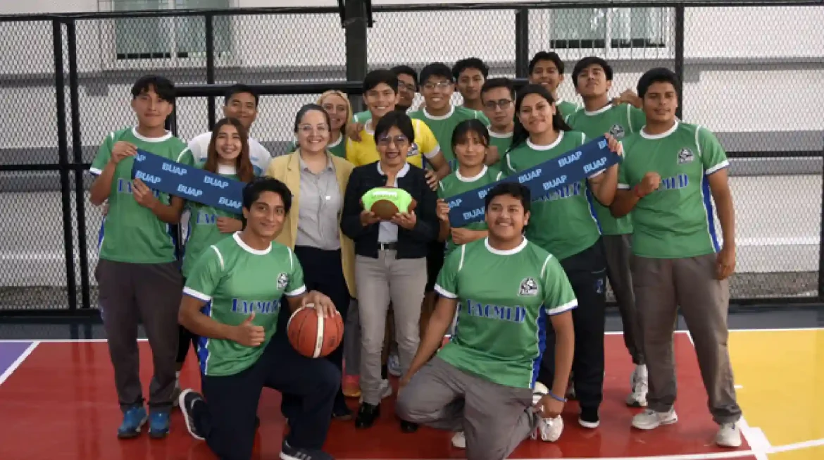 Rectora Lilia Cedillo inaugura cancha deportiva y espacios recreativos en el Área de la Salud de la BUAP