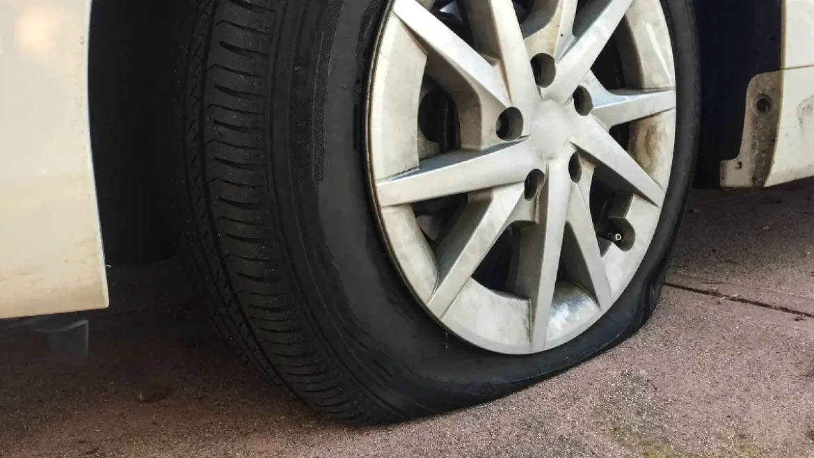 ¿Cómo opera el fraude de la “llanta ponchada” y por qué despojan hasta 50 mil pesos a conductores en la CDMX?