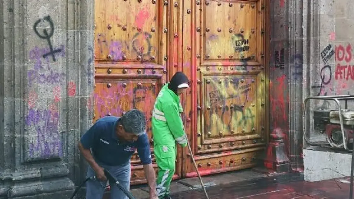¿Cuánto cuesta limpiar las pintas tras una manifestación en el Centro Histórico de la CDMX y por qué impacta al erario?