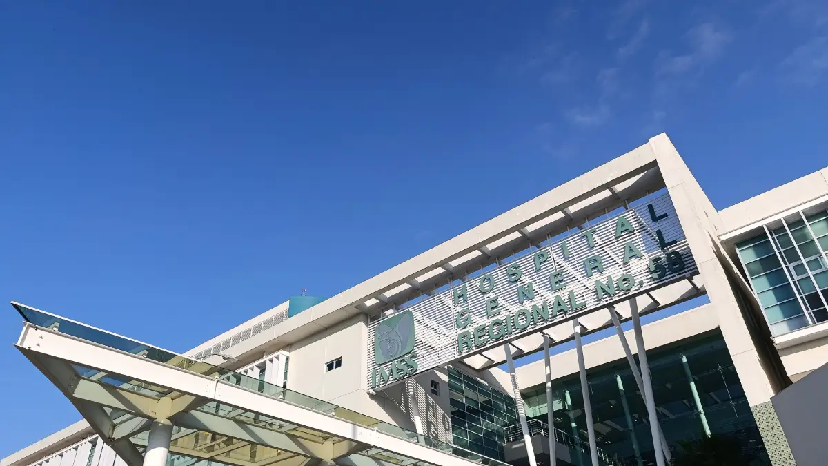 Fachada de un hospital del IMSS
