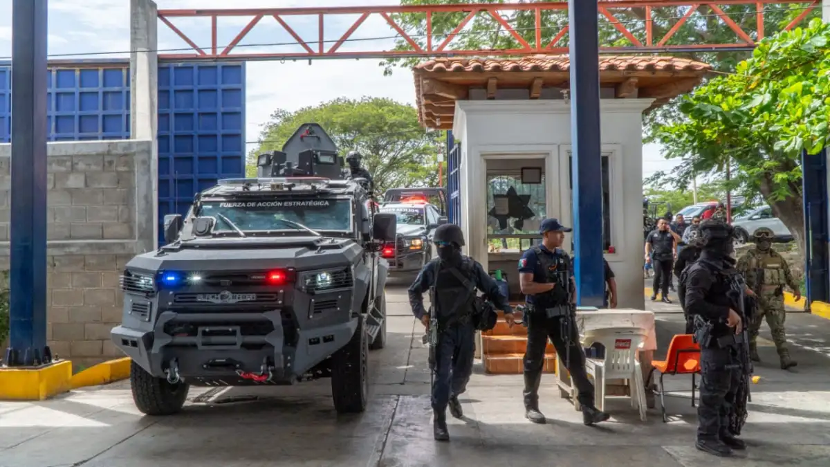 Vehículo blindado y elementos de seguridad en instalaciones de Juchitán, Oaxaca