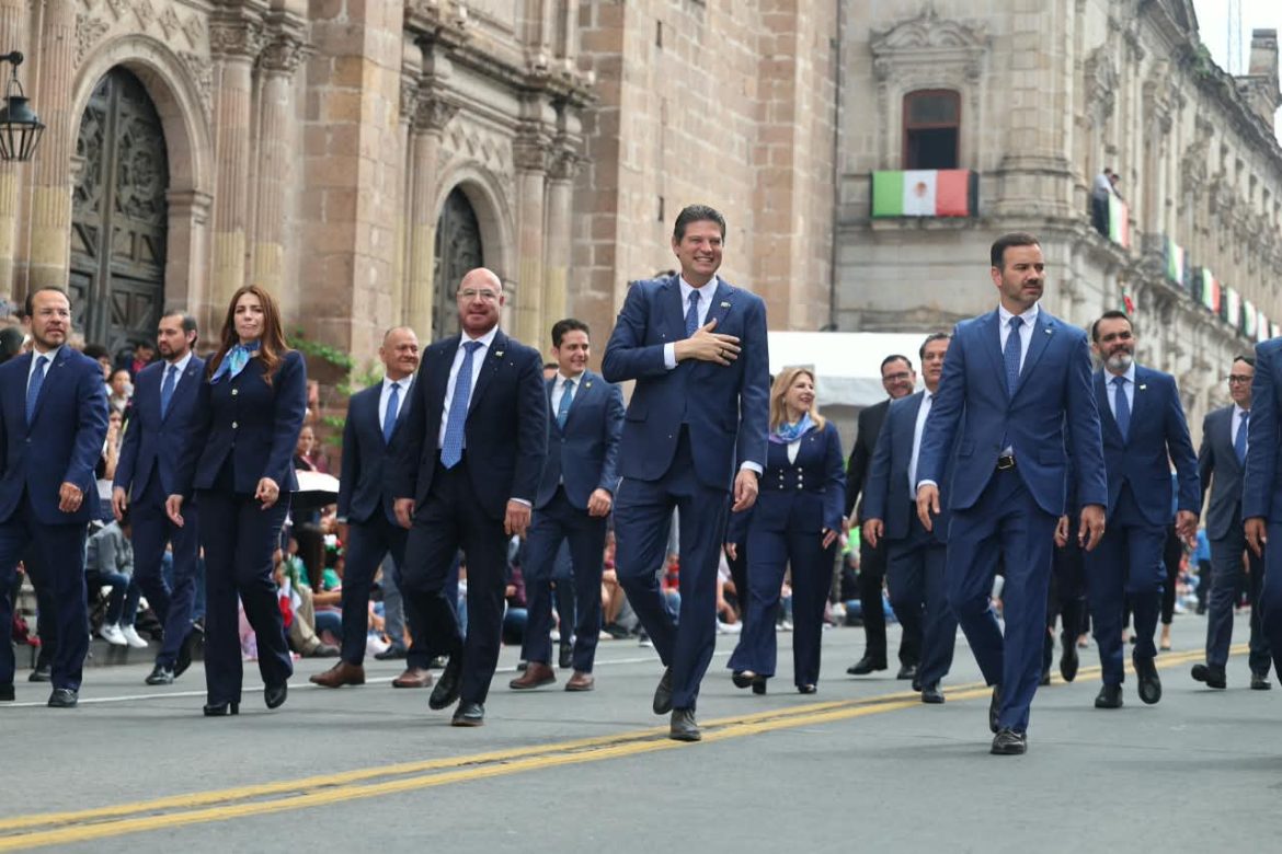 Desfile por Aniversario de la Independencia llena de fervor patrio el Centro de Morelia