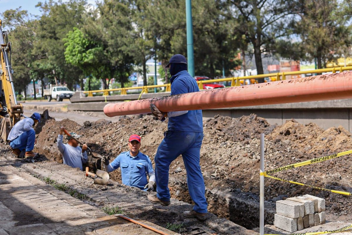 Ooapas realiza trabajos de desagüe para controlar escurrimiento y evitar filtraciones en vialidad