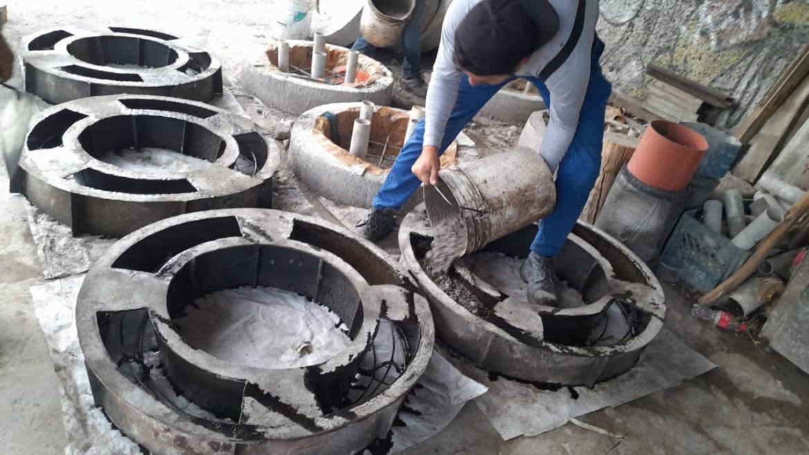 Personal del Ooapas fabrica diariamente brocales para fortalecer trabajos de reparación
