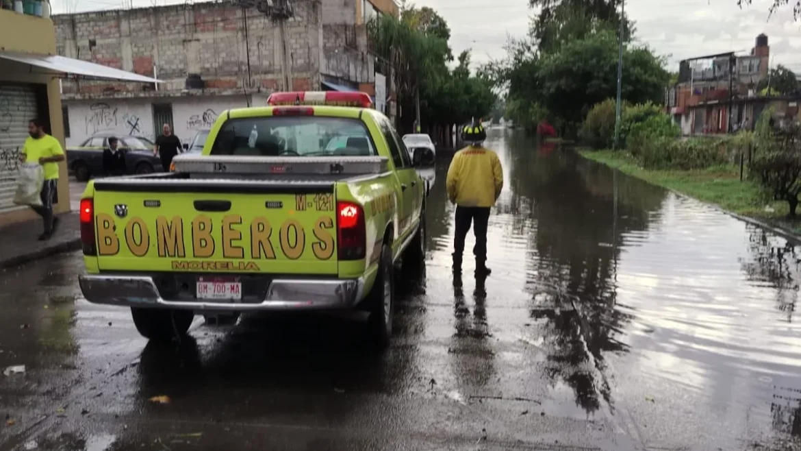 Brigadas municipales atienden reportes por fuerte lluvia en Morelia