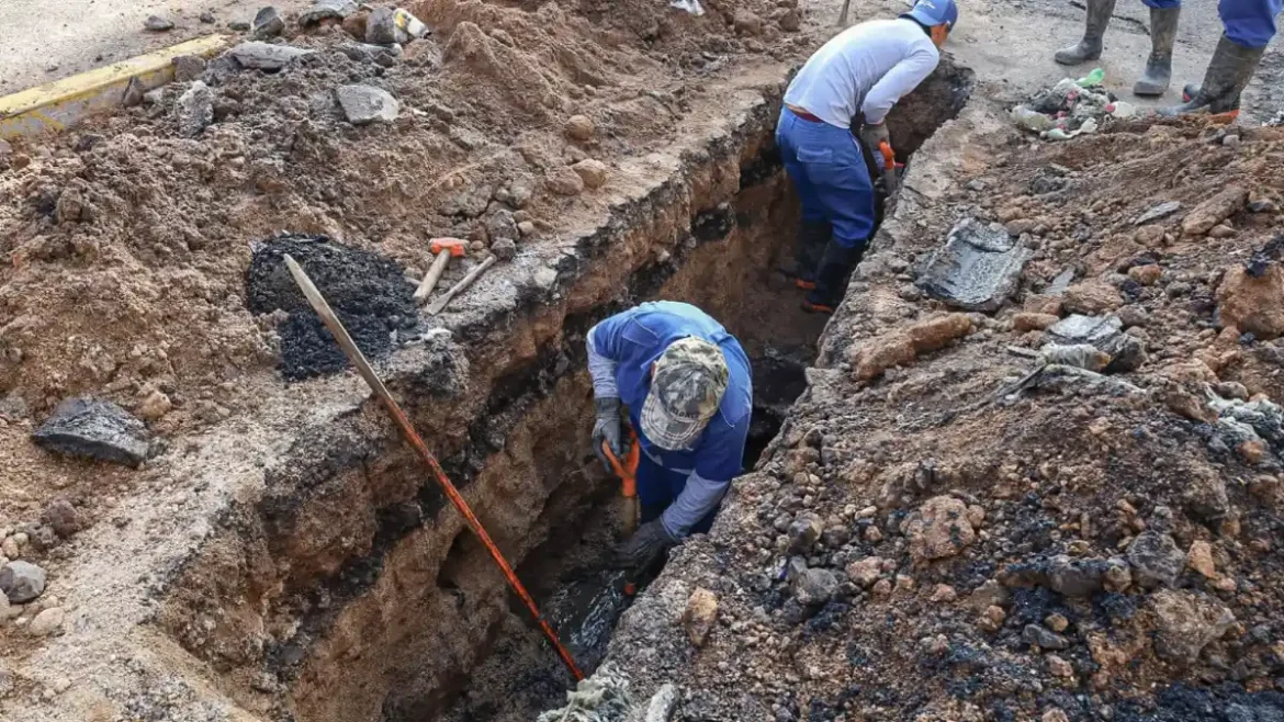 Ooapas sustituye tubería de drenaje obstruida por basura en la colonia Leandro Valle